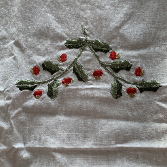 🎄🎅🏻April Cornell Embroidered Holly Cotton Tablecloth - Picture 6 of 8